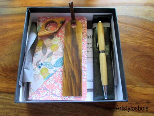 Box carnet, stylo, marque page et bague de lecture en bois