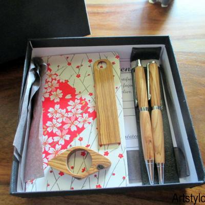 Box carnet, stylos, marque page et bague de lecture en bois d'olivier