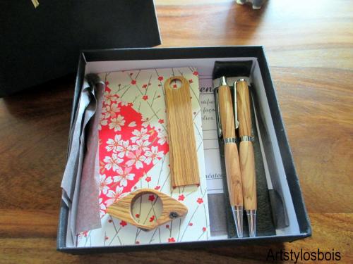 Box carnet, stylos, marque page et bague de lecture en bois d'olivier