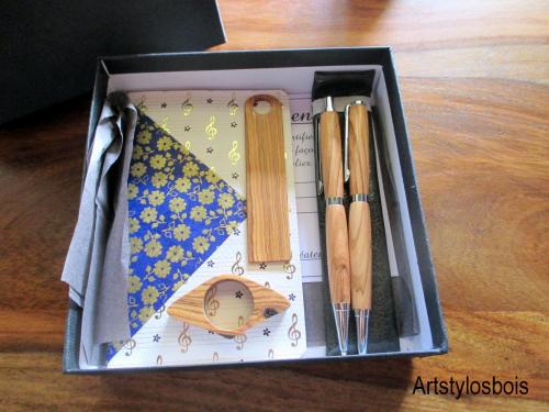 Box carnet, stylos, marque page et bague de lecture en bois d'olivier