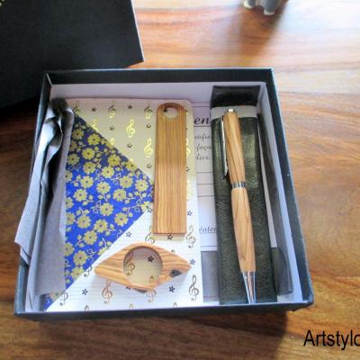 Box carnet, stylo, marque page et bague de lecture en bois d'olivier
