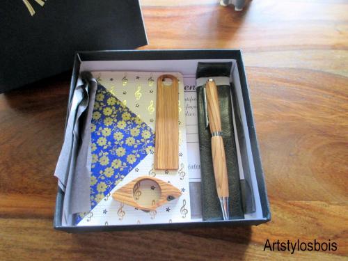 Box carnet, stylo, marque page et bague de lecture en bois d'olivier
