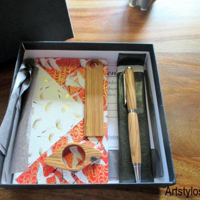 Box carnet, stylo, marque page et bague de lecture en bois d'olivier