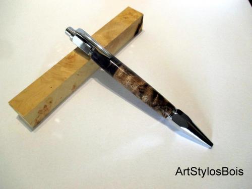 Stylo bille en bois de Loupe de Peuplier, et Résine Artisanale Pignes de Pins