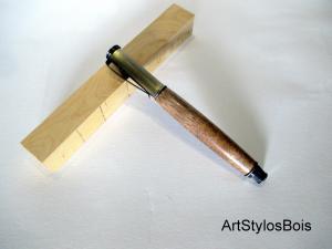 Stylo bille en bois de Noyer