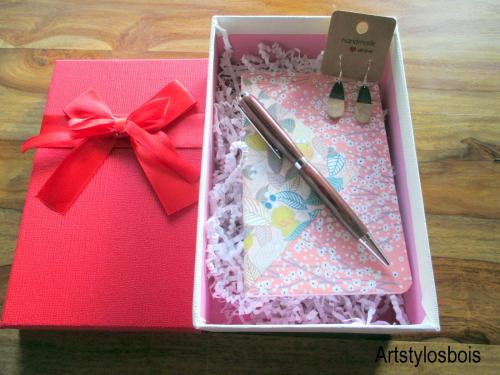 Box carnet, stylos, et boucle d'oreille en bois de violette