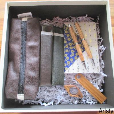 Panier garnis artisanale, avec carnet, stylos, bague de lecture, marque page, trousse