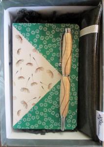 Coffret stylos en bois d'erable ondé avec plaquage, et carnet Origami